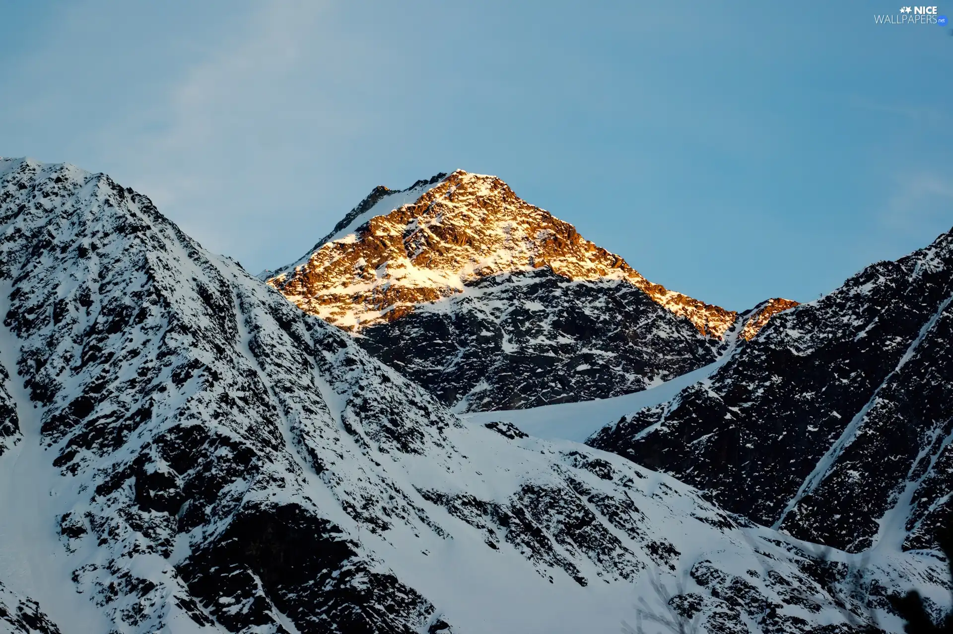 Golden automobile, mountains