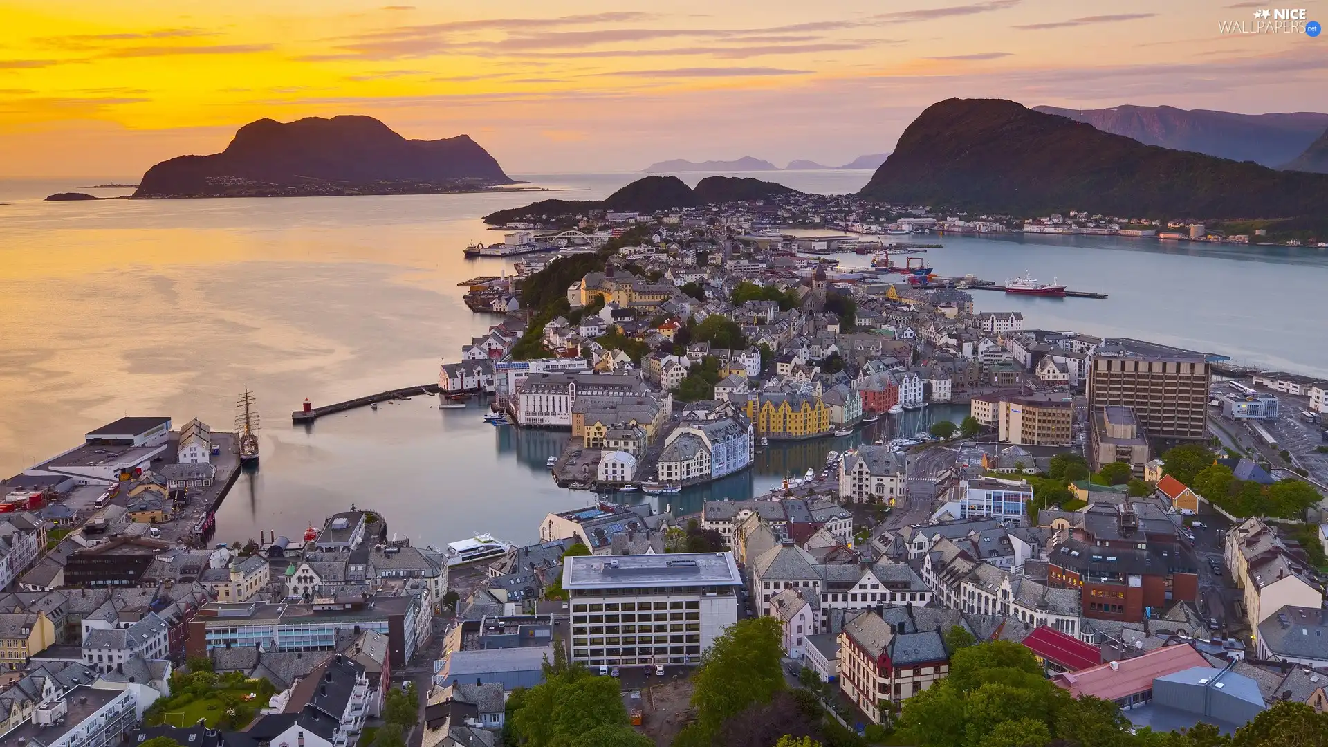 Islets, Town, Harbour